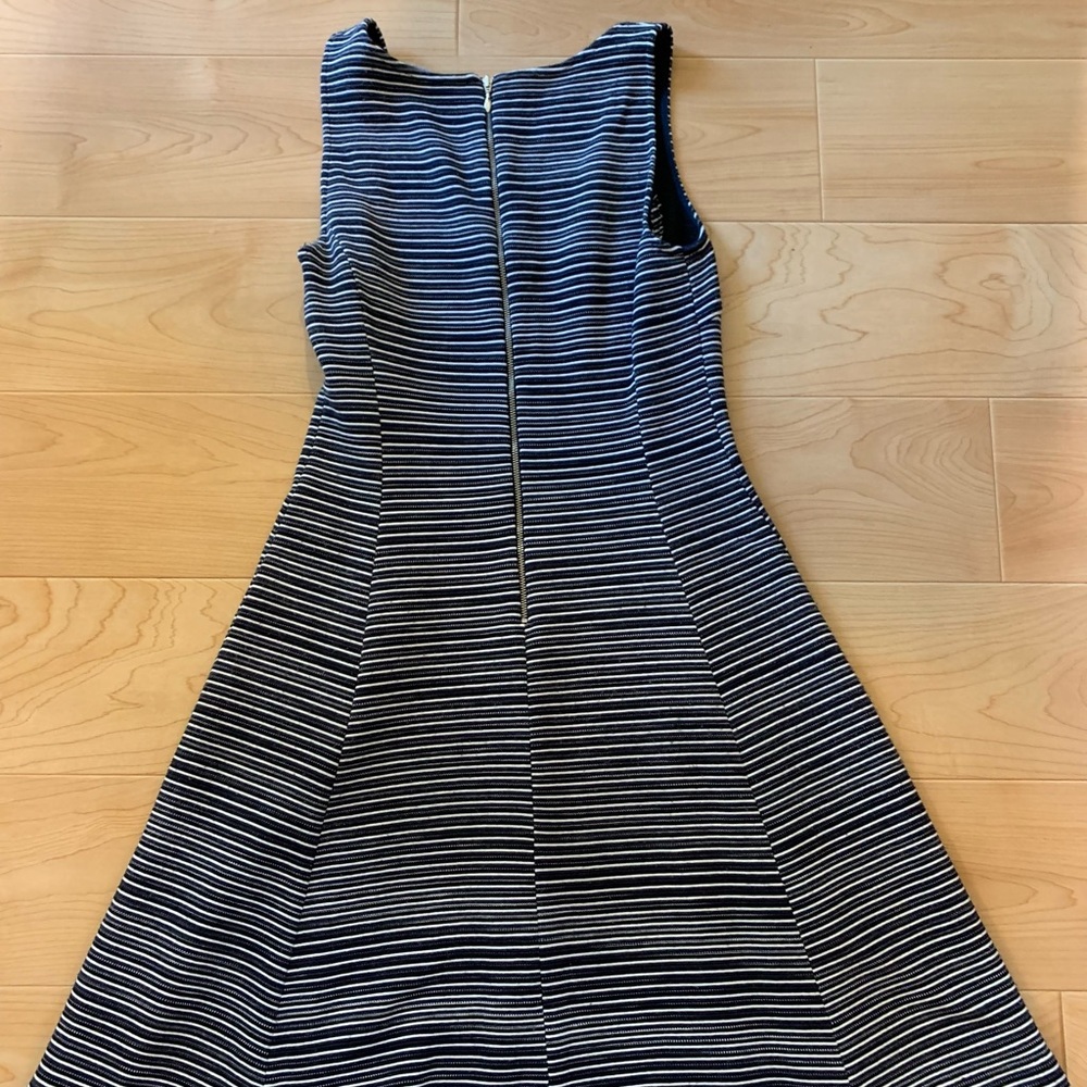 ✨HP✨ 🌻 2/$10 Banana Republic navy blue and white striped dress size 6 - Picture 8 of 10